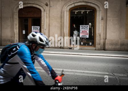 Manifesti di protesta contro le misure del governo italiano che chiedono maggiori aiuti alle imprese e ai dipendenti a Roma, Italia, il 13 maggio 2020. (Foto di Andrea Ronchini/NurPhoto) Foto Stock