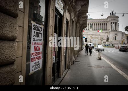 Manifesti di protesta contro le misure del governo italiano che chiedono maggiori aiuti alle imprese e ai dipendenti a Roma, Italia, il 13 maggio 2020. (Foto di Andrea Ronchini/NurPhoto) Foto Stock