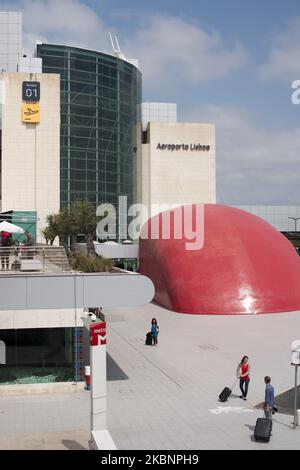 Vista dell'aeroporto di Humberto Delgado, chiamato anche aeroporto di Lisbona, a Lisbona, Portogallo, il 18 aprile 2014. È il più grande aeroporto del Portogallo e uno dei più grandi del sud Europa, e funge da hub DI TAP Air Portugal. (Foto di Oscar Gonzalez/NurPhoto) Foto Stock