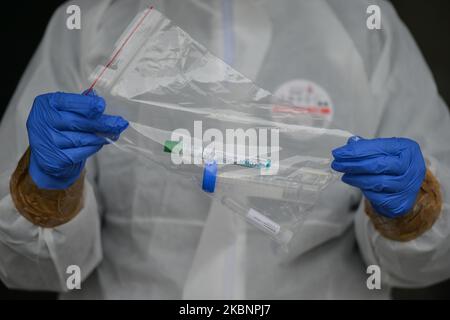 Il dipendente dei Laboratori medici di diagnostica si prepara ad eseguire un tampone per prelevare un campione per l'analisi del coronavirus presso il centro di test drive-thru Tauron Arena di Cracovia. A partire dal 18th maggio, si svolgerà la terza fase di scongelamento dell'economia e di allentamento delle restrizioni, che includerà l'apertura di saloni di bellezza, ristoranti, bar e caffetterie. Dopo il record di ieri di 595 nuovi casi, il Ministero della Salute ha riferito oggi 283 nuovi casi e 22 morti, aumentando il numero totale a 17.204 persone infette, 861 morti e 6.410 guariti. Mercoledì 13 maggio 2020 a Cracovia, Polonia. (Foto di Artur Widak/N Foto Stock