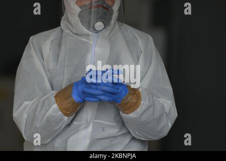 Il dipendente dei Laboratori medici di diagnostica si prepara ad eseguire un tampone per prelevare un campione per l'analisi del coronavirus presso il centro di test drive-thru Tauron Arena di Cracovia. A partire dal 18th maggio, si svolgerà la terza fase di scongelamento dell'economia e di allentamento delle restrizioni, che includerà l'apertura di saloni di bellezza, ristoranti, bar e caffetterie. Dopo il record di ieri di 595 nuovi casi, il Ministero della Salute ha riferito oggi 283 nuovi casi e 22 morti, aumentando il numero totale a 17.204 persone infette, 861 morti e 6.410 guariti. Mercoledì 13 maggio 2020 a Cracovia, Polonia. (Foto di Artur Widak/N Foto Stock