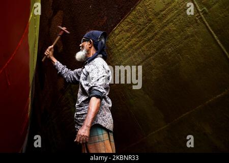 Un lavoratore lavora su una nave nel cantiere navale di Keraniganj durante un blocco imposto dal governo in mezzo all'epidemia del virus della corona a Dhaka, Bangladesh, il 14 maggio 2020. (Foto di Syed Mahamudur Rahman/NurPhoto) Foto Stock