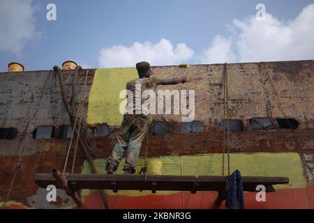 Un lavoratore lavora su una nave nel cantiere navale di Keraniganj durante un blocco imposto dal governo in mezzo all'epidemia del virus della corona a Dhaka, Bangladesh, il 14 maggio 2020. (Foto di Syed Mahamudur Rahman/NurPhoto) Foto Stock