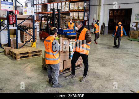 Volontari della Banca alimentare Spagnola, che indossano maschere facciali a causa della pandemia di coronavirus COVID-19, il 13 maggio 2020 a Girona, Spagna. A causa della disoccupazione e della crisi economica derivata dal Covid-19, la fondazione della banca alimentare è stata sopraffatta a causa del gran numero di persone che si trovano in una situazione vulnerabile e che vengono da loro per ottenere aiuto. (Foto di Adria salido Zarco/NurPhoto) Foto Stock