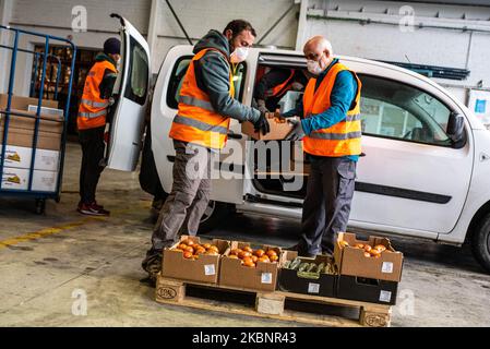 Volontari della Banca alimentare Spagnola, che indossano maschere facciali a causa della pandemia di coronavirus COVID-19, il 13 maggio 2020 a Girona, Spagna. A causa della disoccupazione e della crisi economica derivata dal Covid-19, la fondazione della banca alimentare è stata sopraffatta a causa del gran numero di persone che si trovano in una situazione vulnerabile e che vengono da loro per ottenere aiuto. (Foto di Adria salido Zarco/NurPhoto) Foto Stock