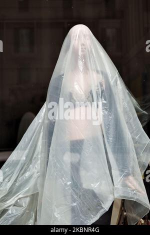 Una copertina fittizia per donna con un telo in un negozio di abbigliamento vicino nel centro di Roma durante la ‘fase 2’ (fase 2), dopo il blocco della nazione a causa dell’epidemia di Covid-19, Roma, 14th maggio, Italia. (Foto di Matteo Trevisan/NurPhoto) Foto Stock