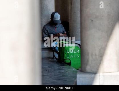 Uber mangia il corriere di consegna è visto prendere una rottura a Gand, Belgio il 14 maggio 2020. Poiché il Belgio adotta misure per facilitare le restrizioni, i ristoranti e le caffetterie non possono aprire ai clienti solo fast food e il servizio di take away è consentito. I ristoranti e i ristoranti non possono riaprire prima del 8 giugno. (Foto di Jonathan Raa/NurPhoto) Foto Stock