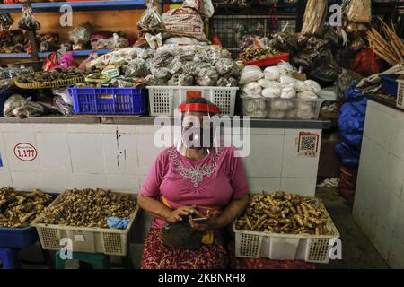 Mercanti di mercato che indossano maschera facciale e scudo mentre attende i clienti in mezzo alla malattia di coronavirus (COVID-19) pandemia nel mercato tradizionale di Denpasar, Bali, Indonesia il 15 2020 maggio. Il governo della città ha annunciato protocolli sanitari che ogni mercante deve indossare maschera, visiera protettiva e guanti per prevenire la diffusione della malattia di coronavirus. (Foto di Johanes Christo/NurPhoto) Foto Stock