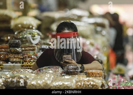 Mercanti di mercato che indossano maschera facciale e scudo mentre attende i clienti in mezzo alla malattia di coronavirus (COVID-19) pandemia nel mercato tradizionale di Denpasar, Bali, Indonesia il 15 2020 maggio. Il governo della città ha annunciato protocolli sanitari che ogni mercante deve indossare maschera, visiera protettiva e guanti per prevenire la diffusione della malattia di coronavirus. (Foto di Johanes Christo/NurPhoto) Foto Stock