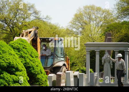 Alcuni operai del cimitero corrono in straordinari per stare al passo con le morti del COVID-19 a New York, negli Stati Uniti, il 13 maggio 2020. (Foto di Selcuk Acar/NurPhoto) Foto Stock