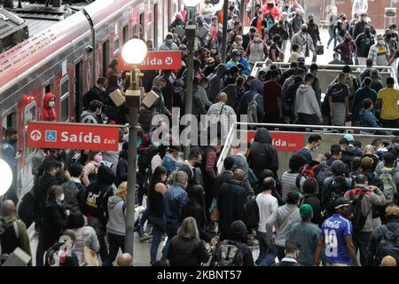 Movimento passeggeri con maschere protettive sui trasporti pubblici, regione centrale della città di San Paolo, Brasile, il 15 maggio 2020. A causa dell'implementazione della rotazione più estesa e restrittiva dell'automobile, a causa della pandemia del nuovo coronavirus, il numero di passeggeri sui trasporti pubblici in città aumenta considerevolmente. (Foto di Fabio Vieira/FotoRua/NurPhoto) Foto Stock