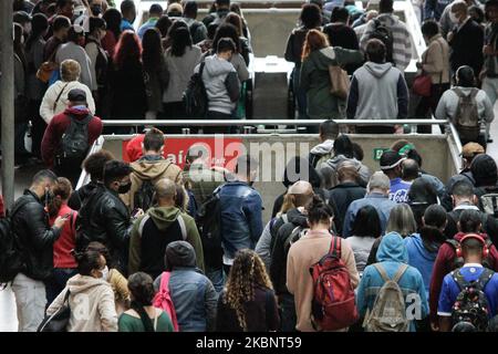 Movimento passeggeri con maschere protettive sui trasporti pubblici, regione centrale della città di San Paolo, Brasile, il 15 maggio 2020. A causa dell'implementazione della rotazione più estesa e restrittiva dell'automobile, a causa della pandemia del nuovo coronavirus, il numero di passeggeri sui trasporti pubblici in città aumenta considerevolmente. (Foto di Fabio Vieira/FotoRua/NurPhoto) Foto Stock