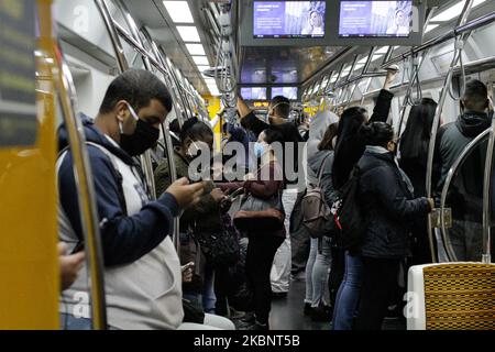 Movimento passeggeri con maschere protettive sui trasporti pubblici, regione centrale della città di San Paolo, Brasile, il 15 maggio 2020. A causa dell'implementazione della rotazione più estesa e restrittiva dell'automobile, a causa della pandemia del nuovo coronavirus, il numero di passeggeri sui trasporti pubblici in città aumenta considerevolmente. (Foto di Fabio Vieira/FotoRua/NurPhoto) Foto Stock