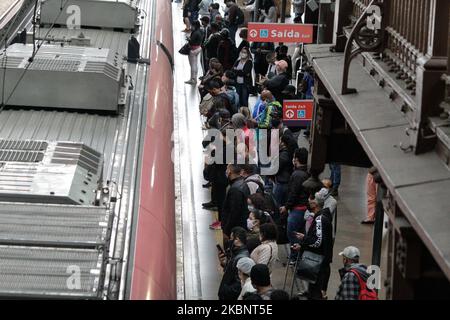 Movimento passeggeri con maschere protettive sui trasporti pubblici, regione centrale della città di San Paolo, Brasile, il 15 maggio 2020. A causa dell'implementazione della rotazione più estesa e restrittiva dell'automobile, a causa della pandemia del nuovo coronavirus, il numero di passeggeri sui trasporti pubblici in città aumenta considerevolmente. (Foto di Fabio Vieira/FotoRua/NurPhoto) Foto Stock