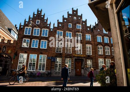 La gente attende fuori da un caffè per bere a Den Bosch, durante la situazione di Corona nei Paesi Bassi, il 15th maggio 2020. (Foto di Romy Arroyo Fernandez/NurPhoto) Foto Stock