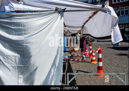 La gente sta facendo acquisti sul mercato rispettando i segni di distanza, durante la situazione di Corona a Den Bosch, nei Paesi Bassi, il 15th maggio 2020. (Foto di Romy Arroyo Fernandez/NurPhoto) Foto Stock
