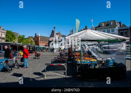 La gente sta facendo acquisti sul mercato rispettando i segni di distanza, durante la situazione di Corona a Den Bosch, nei Paesi Bassi, il 15th maggio 2020. (Foto di Romy Arroyo Fernandez/NurPhoto) Foto Stock