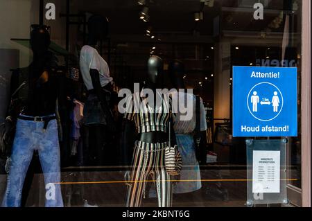 Un cartello di 1,5 metri è posto fuori da un negozio di abbigliamento, durante la situazione Corona a Den Bosch, nei Paesi Bassi, il 15th maggio 2020. (Foto di Romy Arroyo Fernandez/NurPhoto) Foto Stock