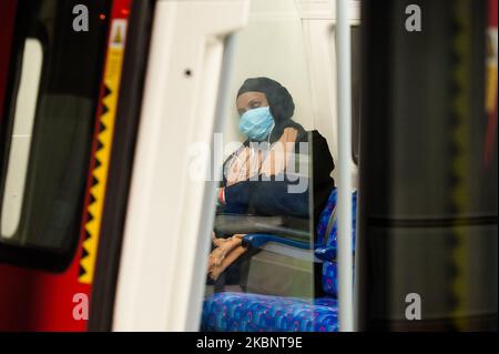 Una donna indossa una maschera facciale mentre viaggia sulla metropolitana di Londra il 15 maggio 2020 a Londra, Inghilterra. All'inizio di questa settimana il governo del Regno Unito ha rilassato alcune delle restrizioni di blocco del coronavirus in Inghilterra , incoraggiando i dipendenti che non possono lavorare da casa a tornare gradualmente ai loro luoghi di lavoro e permettendo alle persone di lasciare casa per attività all'aperto. (Foto di Wiktor Szymanowicz/NurPhoto) Foto Stock