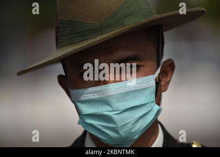 Un personale dell'esercito nepalese che indossa una maschera facciale al momento dell'arrivo per offrire una guardia d'onore al presidente Bidya Devi Bhandari arriva a presentare la politica e i programmi di questo anno fiscale durante il completo blocco a livello nazionale per quanto riguarda la diffusione del virus Corona (COVID-19) al parlamento federale a Kathmandu, Nepal il Venerdì, 15 maggio 2020. (Foto di Narayan Maharjan/NurPhoto) Foto Stock