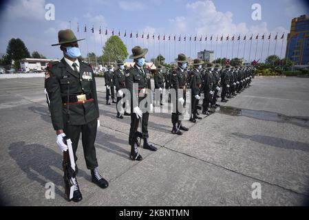 Il personale dell'esercito nepalese che indossa una maschera facciale al momento dell'arrivo per offrire una guardia d'onore nei confronti del presidente Bidya Devi Bhandari arriva a presentare la politica e i programmi di questo anno fiscale durante il completo blocco a livello nazionale per quanto riguarda la diffusione del virus Corona (COVID-19) al parlamento federale a Kathmandu, Nepal venerdì 15 maggio, 2020. (Foto di Narayan Maharjan/NurPhoto) Foto Stock