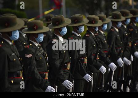 Il personale dell'esercito nepalese che indossa una maschera facciale al momento dell'arrivo per offrire una guardia d'onore nei confronti del presidente Bidya Devi Bhandari arriva a presentare la politica e i programmi di questo anno fiscale durante il completo blocco a livello nazionale per quanto riguarda la diffusione del virus Corona (COVID-19) al parlamento federale a Kathmandu, Nepal venerdì 15 maggio, 2020. (Foto di Narayan Maharjan/NurPhoto) Foto Stock