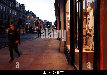 Un uomo passa davanti a un negozio di abbigliamento chiuso in una vicina e deserta Regent Street a Londra, Inghilterra, il 15 maggio 2020. Sono ormai trascorse quasi otto settimane intere da quando il primo ministro britannico Boris Johnson ordinò il blocco del coronavirus del paese il 23 marzo, sebbene in tutta l'Inghilterra alcune delle misure, tra cui la restrizione all'esercizio all'aperto più di una volta al giorno, siano state rimosse questa settimana. (Foto di David Cliff/NurPhoto) Foto Stock