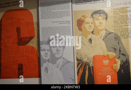 Manifesti di propaganda del dopoguerra all'interno del Museo PRL nel quartiere di Nowa Huta di Cracovia. Il museo PRL ripercorre i quarant'anni di storia della Repubblica popolare di Polonia (PRL) pro-comunista. Si trova nel cinema ex 'Swiatowid'. Il museo offre anche visite guidate attraverso i bunker nucleari di Nowa Huta. Lunedì 27 aprile 2020 a Cracovia, Polonia. (Foto di Artur Widak/NurPhoto) Foto Stock