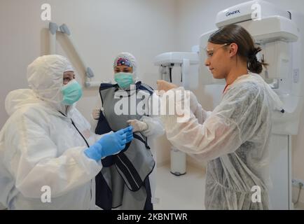 Un dentista e il suo assistente che indossa i DPI frequentano un paziente presso il Dentima Specialized Dental Center di Cracovia. Venerdì 15 maggio 2020 a Cracovia, Polonia. (Foto di Artur Widak/NurPhoto) Foto Stock