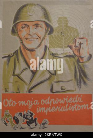 "Questa è la mia risposta agli imperialisti" - un poster di propaganda del dopoguerra visto all'interno del Museo PRL nel quartiere Nowa Huta di Cracovia. Il museo PRL ripercorre i quarant'anni di storia della Repubblica popolare di Polonia (PRL) pro-comunista. Si trova nel cinema ex 'Swiatowid'. Il museo offre anche visite guidate attraverso i bunker nucleari di Nowa Huta. Lunedì 27 aprile 2020 a Cracovia, Polonia. (Foto di Artur Widak/NurPhoto) Foto Stock