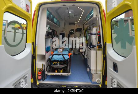 Una vista dell'interno di una nuova ambulanza. Oggi, due ospedali di Cracovia, Ospedale Universitario e Ospedale Specialista S. Zeromski, hanno ricevuto nuove ambulanze acquistate con fondi UE. Venerdì 15 maggio 2020 a Cracovia, Polonia. (Foto di Artur Widak/NurPhoto) Foto Stock