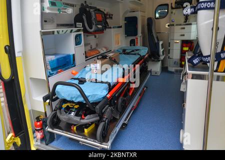 Una vista dell'interno di una nuova ambulanza. Oggi, due ospedali di Cracovia, Ospedale Universitario e Ospedale Specialista S. Zeromski, hanno ricevuto nuove ambulanze acquistate con fondi UE. Venerdì 15 maggio 2020 a Cracovia, Polonia. (Foto di Artur Widak/NurPhoto) Foto Stock