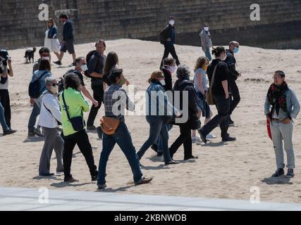 Circa 200 persone hanno cercato di dimostrare a Saint-Nazaire, Loire-Atlantique, Francia il 16 maggio 2020, durante il 6th° giorno di deconfinement (e il primo fine settimana deconfinito in otto settimane), Nonostante il divieto di tutte le riunioni di più di 10 persone nel quadro dello stato di emergenza sanitaria istituito in Francia per combattere l'epidemia di Coronavirus / Covid-19 i partecipanti costituiti in particolare da giubbotti gialli, dipendenti, studenti, ecologi, femministe, contadini, lavoratori precari, attori associativi destinati ad accogliere le esigenze del movimento dei giubbotti gialli, mobiliza sociale Foto Stock