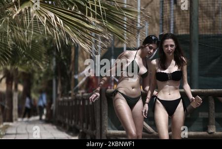 La gente gode della spiaggia nella periferia sud di Atene, durante il primo giorno della riapertura ufficiale delle spiagge al pubblico, ad Atene il 16 maggio 2020. Circa 515 spiagge riaprono da maggio 16 con l'applicazione di severe misure di allontanamento sociale per combattere la diffusione della pandemia COVID-19. (Foto di Panayotis Tzamaros/NurPhoto) Foto Stock