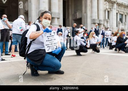 Dopo l'annuncio di misure per la ripresa delle attività in Lombardia dal 18th maggio, i ristoratori protestano di fronte alla stazione ferroviaria di Milano Centrale con cartelli e striscioni il 16th maggio 2020 a Milano. (Foto di Alessandro Bremec/NurPhoto) Foto Stock