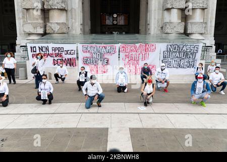 Dopo l'annuncio di misure per la ripresa delle attività in Lombardia dal 18th maggio, i ristoratori protestano di fronte alla stazione ferroviaria di Milano Centrale con cartelli e striscioni il 16th maggio 2020 a Milano. (Foto di Alessandro Bremec/NurPhoto) Foto Stock