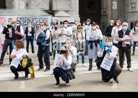 Dopo l'annuncio di misure per la ripresa delle attività in Lombardia dal 18th maggio, i ristoratori protestano di fronte alla stazione ferroviaria di Milano Centrale con cartelli e striscioni il 16th maggio 2020 a Milano. (Foto di Alessandro Bremec/NurPhoto) Foto Stock