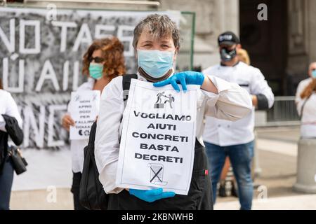 Dopo l'annuncio di misure per la ripresa delle attività in Lombardia dal 18th maggio, i ristoratori protestano di fronte alla stazione ferroviaria di Milano Centrale con cartelli e striscioni il 16th maggio 2020 a Milano. (Foto di Alessandro Bremec/NurPhoto) Foto Stock