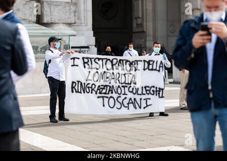 Dopo l'annuncio di misure per la ripresa delle attività in Lombardia dal 18th maggio, i ristoratori protestano di fronte alla stazione ferroviaria di Milano Centrale con cartelli e striscioni il 16th maggio 2020 a Milano. (Foto di Alessandro Bremec/NurPhoto) Foto Stock