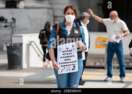 Dopo l'annuncio di misure per la ripresa delle attività in Lombardia dal 18th maggio, i ristoratori protestano di fronte alla stazione ferroviaria di Milano Centrale con cartelli e striscioni il 16th maggio 2020 a Milano. (Foto di Alessandro Bremec/NurPhoto) Foto Stock