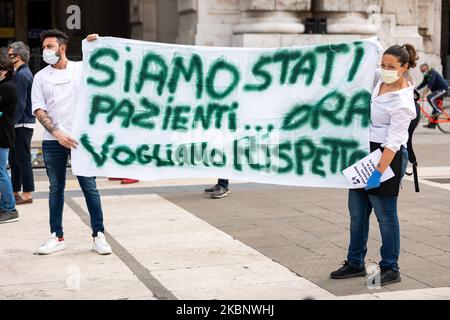 Dopo l'annuncio di misure per la ripresa delle attività in Lombardia dal 18th maggio, i ristoratori protestano di fronte alla stazione ferroviaria di Milano Centrale con cartelli e striscioni il 16th maggio 2020 a Milano. (Foto di Alessandro Bremec/NurPhoto) Foto Stock