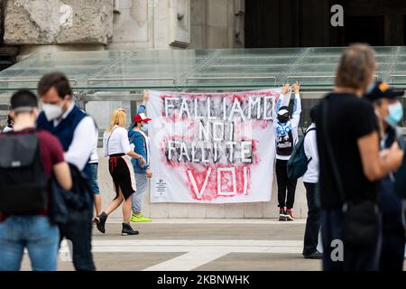 Dopo l'annuncio di misure per la ripresa delle attività in Lombardia dal 18th maggio, i ristoratori protestano di fronte alla stazione ferroviaria di Milano Centrale con cartelli e striscioni il 16th maggio 2020 a Milano. (Foto di Alessandro Bremec/NurPhoto) Foto Stock