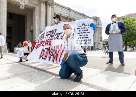 Dopo l'annuncio di misure per la ripresa delle attività in Lombardia dal 18th maggio, i ristoratori protestano di fronte alla stazione ferroviaria di Milano Centrale con cartelli e striscioni il 16th maggio 2020 a Milano. (Foto di Alessandro Bremec/NurPhoto) Foto Stock