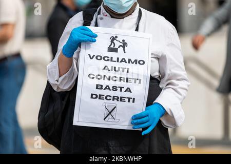 Dopo l'annuncio di misure per la ripresa delle attività in Lombardia dal 18th maggio, i ristoratori protestano di fronte alla stazione ferroviaria di Milano Centrale con cartelli e striscioni il 16th maggio 2020 a Milano. (Foto di Alessandro Bremec/NurPhoto) Foto Stock