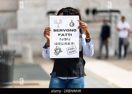 Dopo l'annuncio di misure per la ripresa delle attività in Lombardia dal 18th maggio, i ristoratori protestano di fronte alla stazione ferroviaria di Milano Centrale con cartelli e striscioni il 16th maggio 2020 a Milano. (Foto di Alessandro Bremec/NurPhoto) Foto Stock