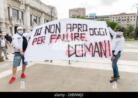 Dopo l'annuncio di misure per la ripresa delle attività in Lombardia dal 18th maggio, i ristoratori protestano di fronte alla stazione ferroviaria di Milano Centrale con cartelli e striscioni il 16th maggio 2020 a Milano. (Foto di Alessandro Bremec/NurPhoto) Foto Stock