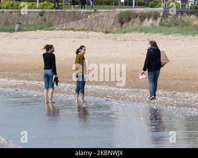 Gli abitanti di Loire-Atlantique approfittarono delle spiagge sulla costa tanto più che il sole era lì il 16 maggio 2020, sulla spiaggia di Saint-Nazaire, Francia il 6th° giorno di definement in Francia. I francesi hanno approfittato del loro primo fine settimana fuori dopo aver trascorso 8 settimane confinate alla loro casa a causa della crisi Coronavirus / Covid-19. Le uniche restrizioni che vengono ancora imposte loro sono di non lasciare più di 110 chilometri dalla loro casa e di rispettare i gesti di barriera per proteggersi da qualsiasi rischio di contaminazione. (Foto di Estelle Ruiz/NurPhoto) Foto Stock