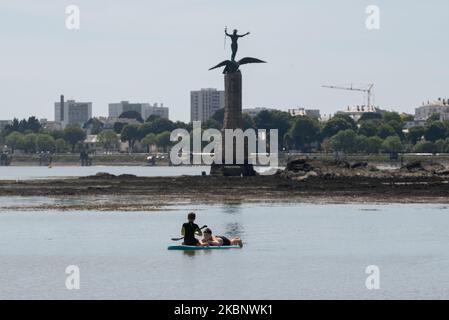 Gli abitanti di Loire-Atlantique approfittarono delle spiagge sulla costa tanto più che il sole era lì il 16 maggio 2020, sulla spiaggia di Saint-Nazaire, Francia il 6th° giorno di definement in Francia. I francesi hanno approfittato del loro primo fine settimana fuori dopo aver trascorso 8 settimane confinate alla loro casa a causa della crisi Coronavirus / Covid-19. Le uniche restrizioni che vengono ancora imposte loro sono di non lasciare più di 110 chilometri dalla loro casa e di rispettare i gesti di barriera per proteggersi da qualsiasi rischio di contaminazione. (Foto di Estelle Ruiz/NurPhoto) Foto Stock