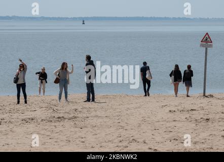 Gli abitanti di Loire-Atlantique approfittarono delle spiagge sulla costa tanto più che il sole era lì il 16 maggio 2020, sulla spiaggia di Saint-Nazaire, Francia il 6th° giorno di definement in Francia. I francesi hanno approfittato del loro primo fine settimana fuori dopo aver trascorso 8 settimane confinate alla loro casa a causa della crisi Coronavirus / Covid-19. Le uniche restrizioni che vengono ancora imposte loro sono di non lasciare più di 110 chilometri dalla loro casa e di rispettare i gesti di barriera per proteggersi da qualsiasi rischio di contaminazione. (Foto di Estelle Ruiz/NurPhoto) Foto Stock