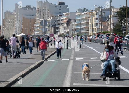 Gli abitanti di Loire-Atlantique approfittarono delle spiagge sulla costa tanto più che il sole era lì il 16 maggio 2020, sul lungomare di Saint-Nazaire, Francia il 6th° giorno di definement in Francia. I francesi hanno approfittato del loro primo fine settimana fuori dopo aver trascorso 8 settimane confinate alla loro casa a causa della crisi Coronavirus / Covid-19. Le uniche restrizioni che vengono ancora imposte loro sono di non lasciare più di 110 chilometri dalla loro casa e di rispettare i gesti di barriera per proteggersi da qualsiasi rischio di contaminazione. (Foto di Estelle Ruiz/NurPhoto) Foto Stock